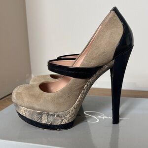 Jessica Simpson Black and Tan Platform Heels
